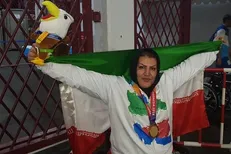 امینی مدال طلای پرتاب نیزه بانوان را بر گردن آویخت