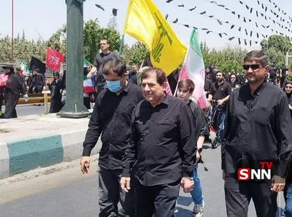 حضور محمد مخبر، مشاور و دستیار مقام معظم رهبری در مسیر تشییع پیکر رهبر شهید انقلاب