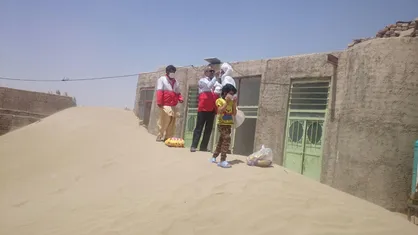 اقدام ضروری و موقت هلال احمر / توزیع ۶ هزار ماسک بین مردم سیستان