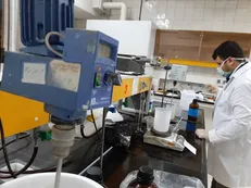 روزانه حدود ۳ هزار بسته ژل و محلول ضدعفونی کننده در واحد علوم و تحقیقات تهران تولید می‌شود