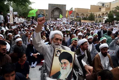 حضور طلاب در متن اعتراضات مردمی قابل تقدیر است/ آن روز که حوزه انقلابی نباشد نظام در معرض انحراف است