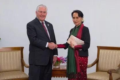 عکس یادگاری وزیر خارجه آمریکا با رهبر میانمار