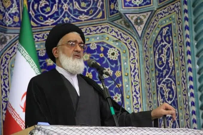 امام جمعه قم: مسئولان در سخن گفتن با مردم راوی قدرت و امید باشند/سواد رسانه‌ای راه مقابله با جنگ شناختی است