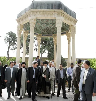 روز جهانی حافظ و تعابیر رهبر انقلاب؛ «شاعری همچنان ناشناخته» / چرا فقط ۵۰۰ غزل از لسان الغیب باقی مانده؟