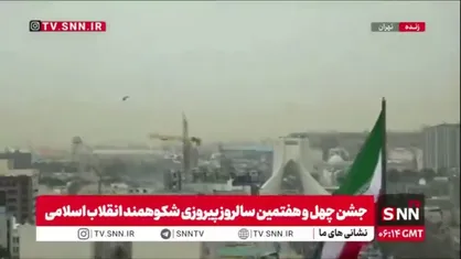 پرواز چتر باز ها بر فراز برج آزادی در چهل و هفتمین سالروز پیروزی انقلاب اسلامی