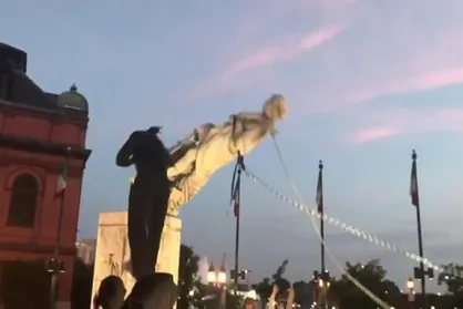 معترضان مجسمه کاشف آمریکا را هم به زیر کشیدند