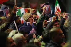 شکوه همبستگی؛ طنین‌انداز شدن سرود جمهوری اسلامی و احترام نظامی مردم شیراز در بیعت با رهبر سوم انقلاب +فیلم