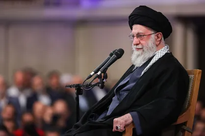 رهبر انقلاب: مسئولین سطح بالای کشور در صدد علاج مشکل (کاهش ارزش پول ملی) هستند+فیلم