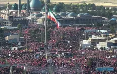 حضور جمعیت بی‌پایان عاشقان رهبر شهید انقلاب اسلامی در خیابان‌های اطراف مسجد مقدس جمکران پس از اقامه نماز بر پیکر مطهر «آقای شهید ایران»