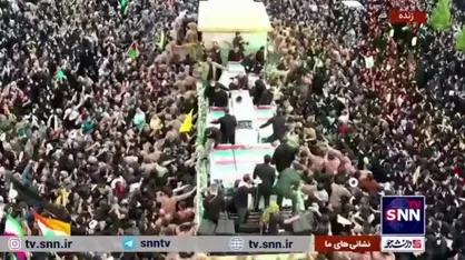 حرکت کند خودرو حامل پیکر شهدای خدمت در میان انبوه جمعیت مردم قم