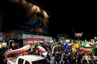 اجتماع شبانه مردمی در حمایت از مدافعان وطن _ میدان ولیعصر (عج) تهران