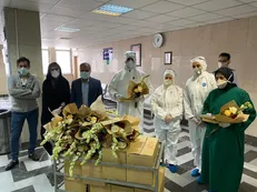 تصاویر / تقدیر بنیاد خیریه رشد از کادر درمان بیماران کرونایی بیمارستان امام حسین (ع)