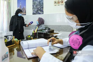 فرزانه فراهانی، خبرنگار اجتماعی خبرگزاری دانشجو در حال مصاحبه با یکی از زندانیانی ست که برای درمان به درمانگاه زندان مراجعه کرده است. او از وضعیت بهداشت و درمان درمانگاه اظهار رضایت می کند.