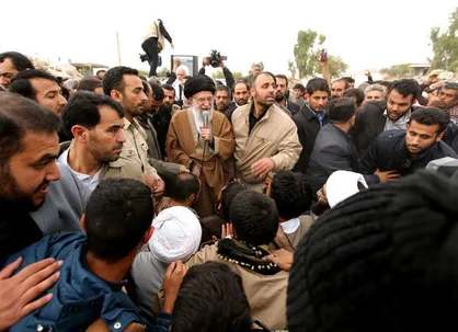 فیلم/ حواشی حضور رهبر انقلاب در مناطق زلزله زده کرمانشاه