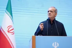 قرآن دست‌نویسِ کودکان به رئیس‌جمهور اهدا شد+فیلم