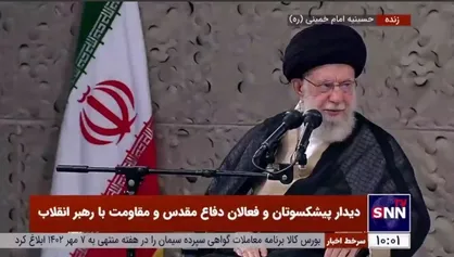 رهبر انقلاب انگشتر خود را به فرزند شهید هدیه کرد