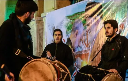 دمام زنی و عزاداری جوانان تهرانی در رثای شهید سپهبد سلیمانی