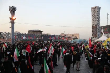 عزاداری و سینه زنی مردم عزادار در دقایق ابتدایی شروع تشییع پیکر مطهر رهبر شهید انقلاب + فیلم
