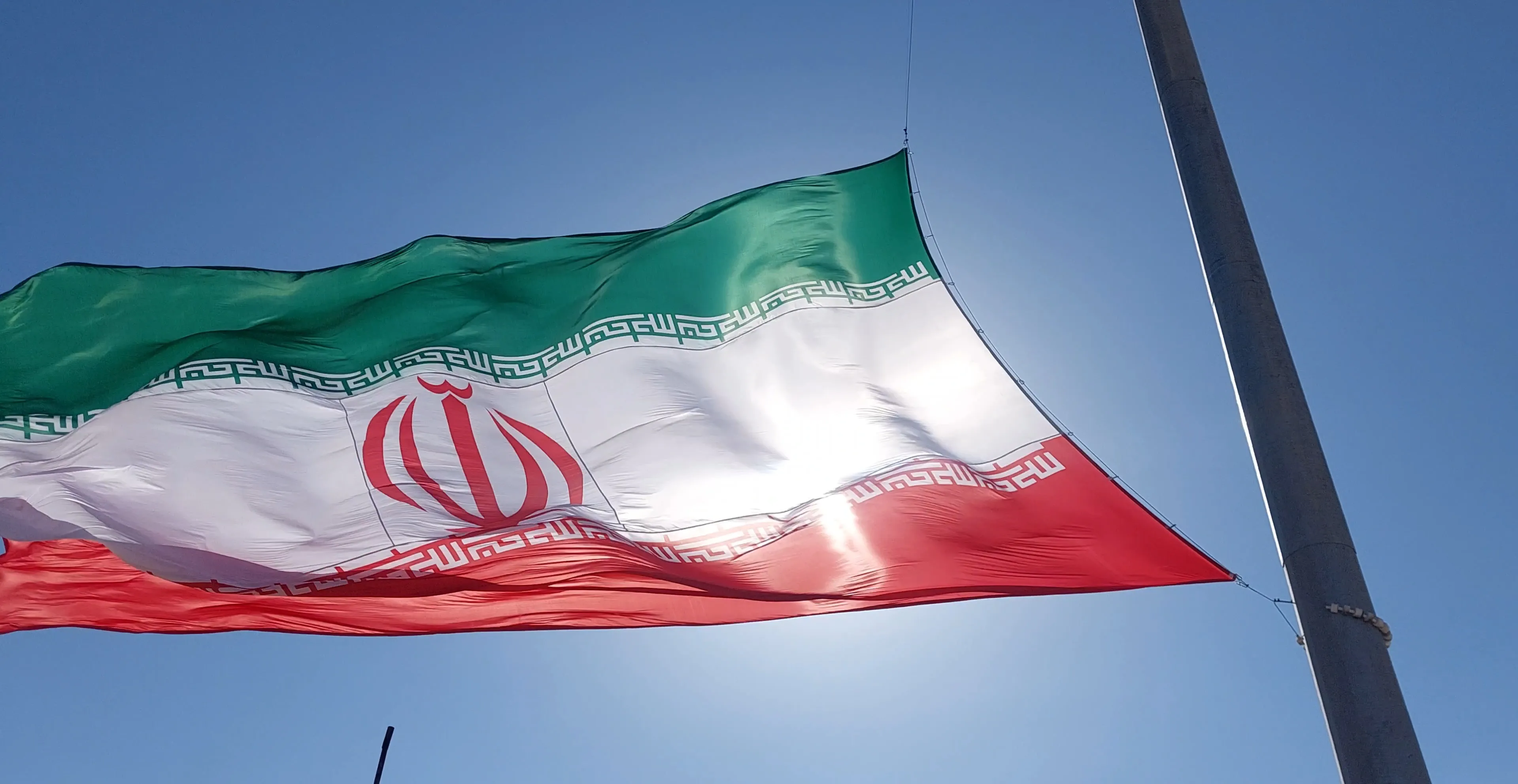 پرچم ۹۵ متری جمهوری اسلامی ایران در صالح‌آباد مهران به اهتزاز درآمد +فیلم
