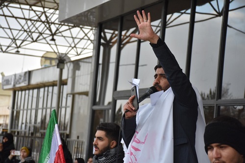 تجمع دانشجویان کرمانشاهی در فرودگاه شهید اشرفی