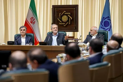 رئیس&zwnj;جمهور: برای پایان دادن به شایعات فضای مجازی به بانک مرکزی آمدم + فیلم