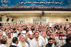لحظاتی از سرودخوانی بسیجیان در مراسم روز بسیج در حسینیه امام خمینی (ره) + فیلم
