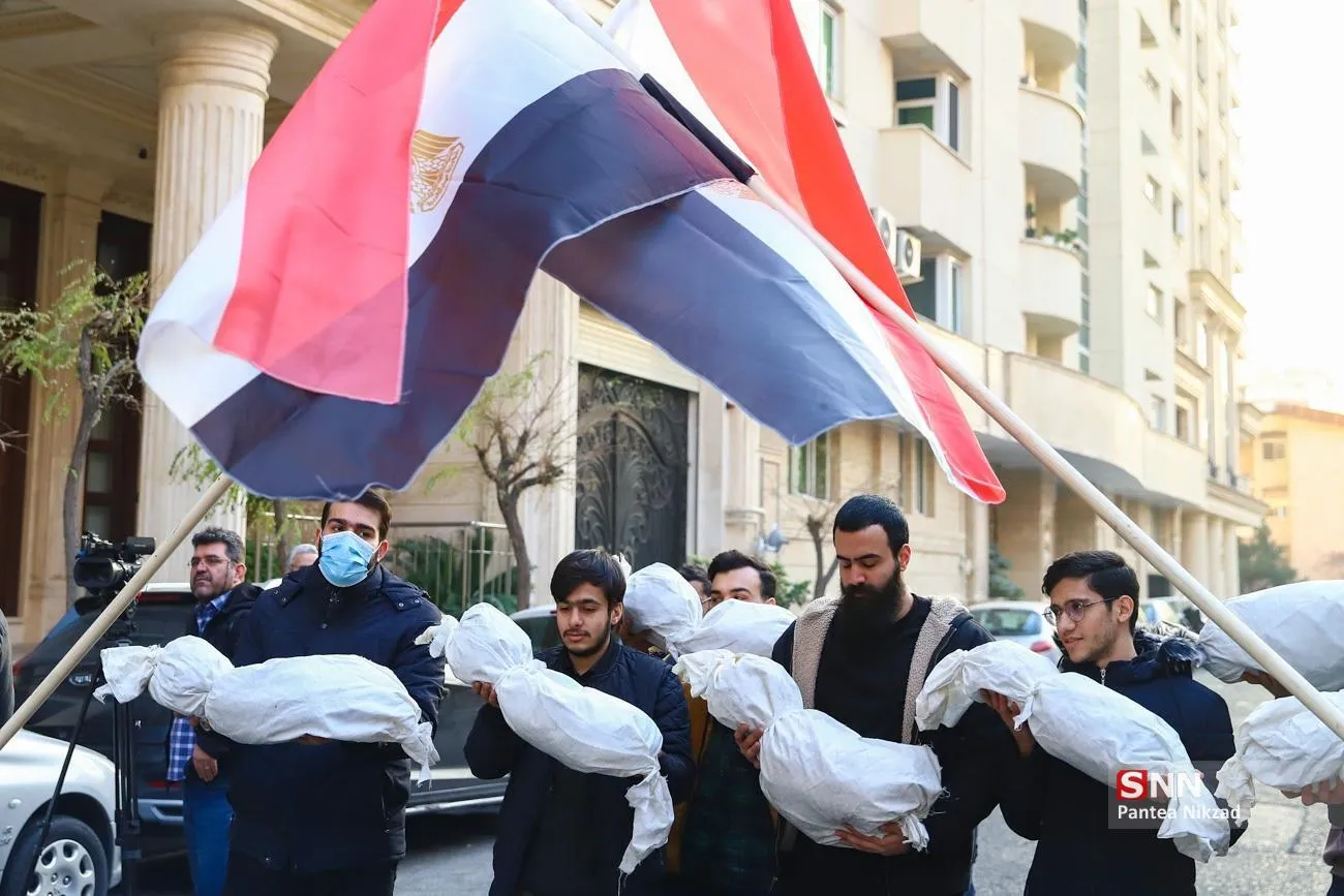 تجمع مردم و دانشجویان مقابل دفتر حافظ منافع مصر در ایران
