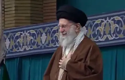 هم&zwnj;اکنون ورود رهبر معظم انقلاب به حسینیه امام خمینی و آغاز مراسم بزرگداشت پنجمین سالگرد شهادت سپهبد حاج قاسم سلیمانی