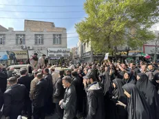 بدرقه حماسی شهدای «ناو دنا» در کرج/ پیکر شهیدان فاطمی‌نژاد و رقیبی در آستان امام‌زاده محمد (ع) آرام گرفت+ فیلم