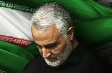 فیلم| مرد خرمشهری پای پیاده بعد از ۲۵ روز به مزار حاج قاسم سلیمانی رسید