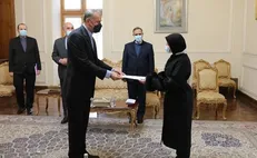 تقدیم پیش نویس استوارنامه سفرای جدید فلسطین و کوبا به امیرعبداللهیان