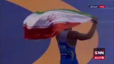 دور افتخار محمدمبین عظیمی با پرچم مقدس ایران پس از پیروزی در فینال و کسب خوش رنگ ترین مدال
