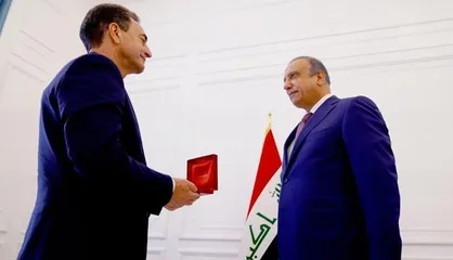 ماکرون به الکاظمی مدال افتخار داد