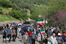 پیاده‌روی خانوادگی مردم سنندج در کوهستان آبیدر به یاد سفر استانی رهبر شهید انقلاب+عکس