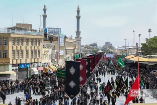 مردم شهر مقدس قم از نقاط مختلف شهر با برپایی دسته‌جات عزاداری به مناسبت روز تاسوعای حسینی به سمت حرم مطهر بانوی کرامت حرکت کرده به عزاداری و سوگواری می‌پردازند. 