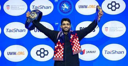 محمدهادی ساروی پس از کسب دومین مدال طلا در کشتی فرنگی جهان: این مدال را به مردم عزیز کشورم تقدیم می&zwnj;کنم