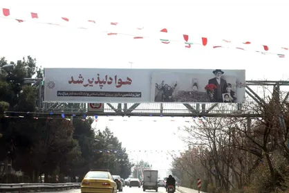 اکران پوستر&zwnj;های جشن پیروزی انقلاب در پایتخت