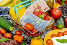 بازار ۴ مهر زیر فشار دلار و طلا؛ قیمت کالاهای اساسی همچنان بالاست