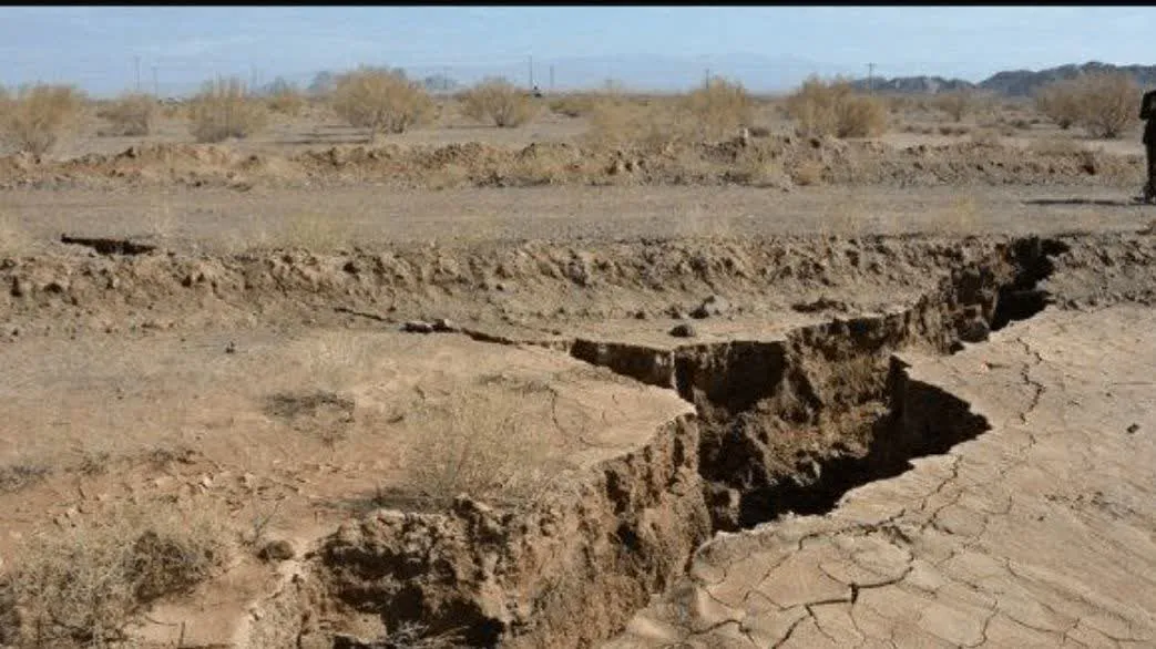 کسری سالانه ۱۰۰ میلیون مترمکعبی مخزن آب زیرزمینی استان سمنان/ هشدار آب منطقه‌ای درباره پیشروی فرونشست در سمنان