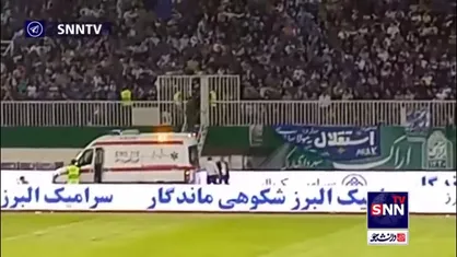 در جریان بازی، یکی از هواداران استقلال دچار مشکل شد و آمبولانس خود را به سکوی استقلال رساند
