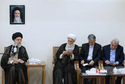 دیدار جمعی از مسئولان فرهنگی استان&zwnj;های یزد و همدان با رهبر انقلاب