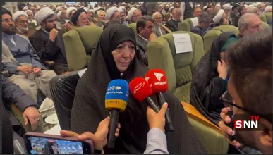 مادر شهیده زهرا حداد عادل :رهبر انقلاب در هنگام تدفین رهبر شهید انقلاب حضور داشتند / ایشان الحمدلله در صحت و سلامت کامل هستند + فیلم