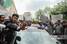 فیلم/ تجمع اعتراضی دانشجویان همزمان با حضور ظریف در دانشگاه امیر کبیر