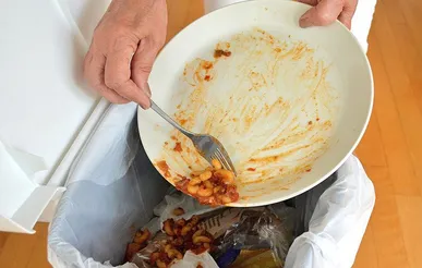 چرا با وجود گرانی، غذای زیادی دور ریخته می‌شود؟؛ «اسراف» کل ماجرا نیست