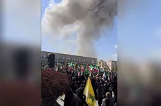 بیعت عاشورایی مردم اصفهان با سومین رهبر انقلاب زیر بمباران دشمن + فیلم