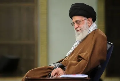 رهبر انقلاب: گذشت زمان هرگز نخواهد توانست یاد شهیدان را از خاطر ملت بزداید/ جبهه&zwnj;ی حق به پیروزیهای بزرگ دست خواهد یافت