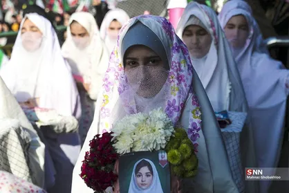 اقامه نماز جماعت صبح در میدان انقلاب اسلامی + فیلم