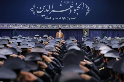 لشكريان، مايه عزّت دين هستند/ دیوارنوشته دیدار رهبر انقلاب با فرماندهان نیروی هوایی