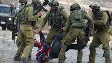 زخمی شدن ده‌ها فلسطینی در حمله نظامیان صهیونیست به کرانه باختری
