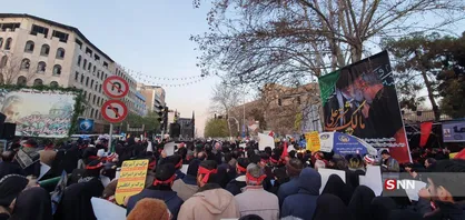 ورود سیل جمعیت انقلابی به دانشگاه تهران + فیلم